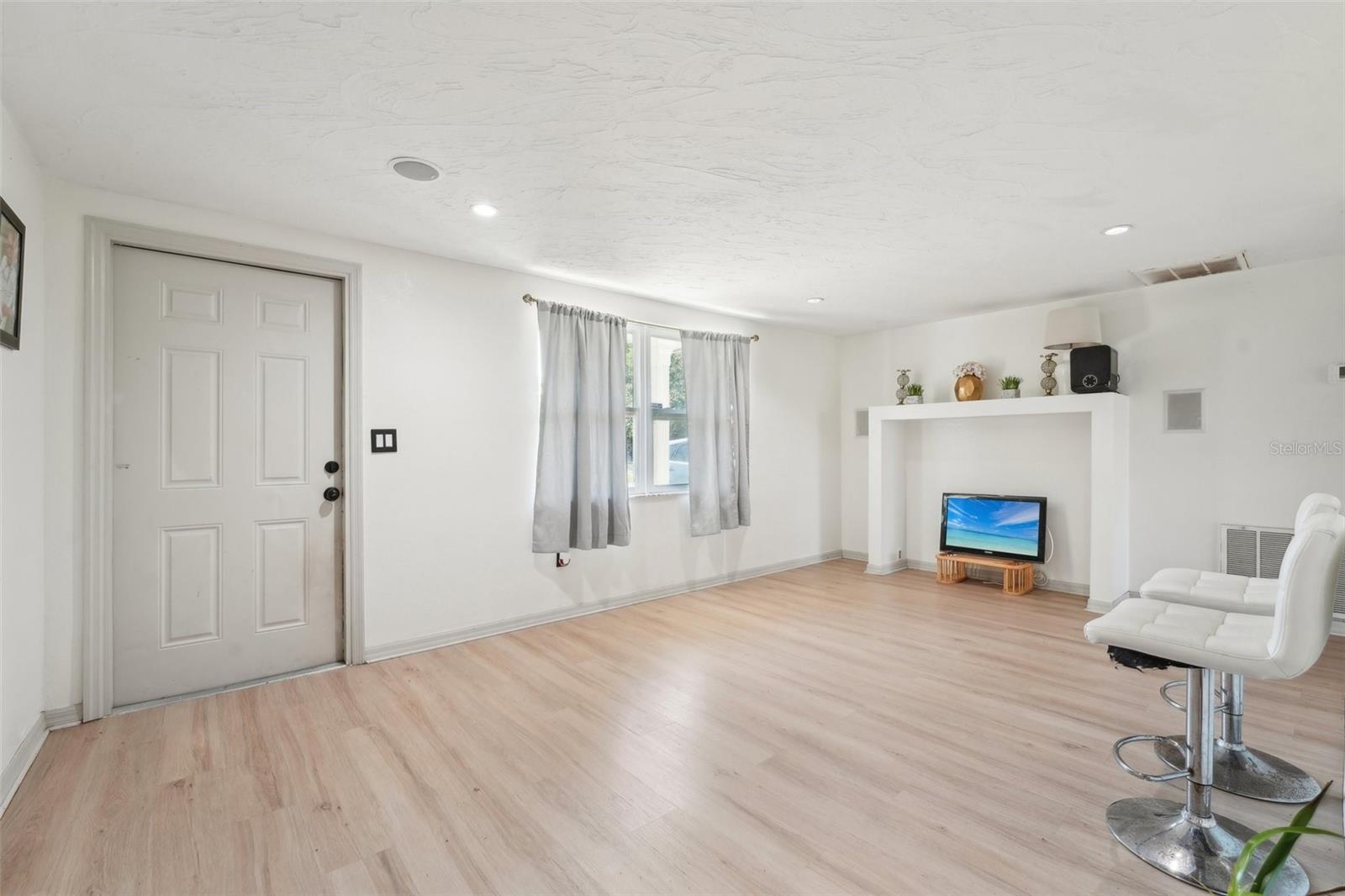 Listing photo id 3 for 12701 Cornell Court