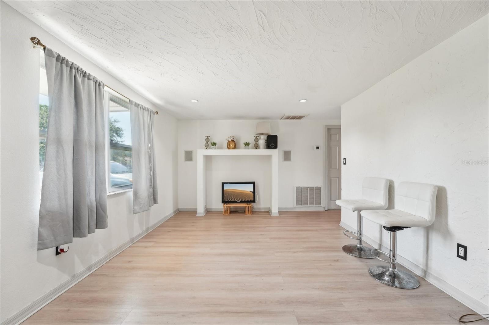 Listing photo id 4 for 12701 Cornell Court