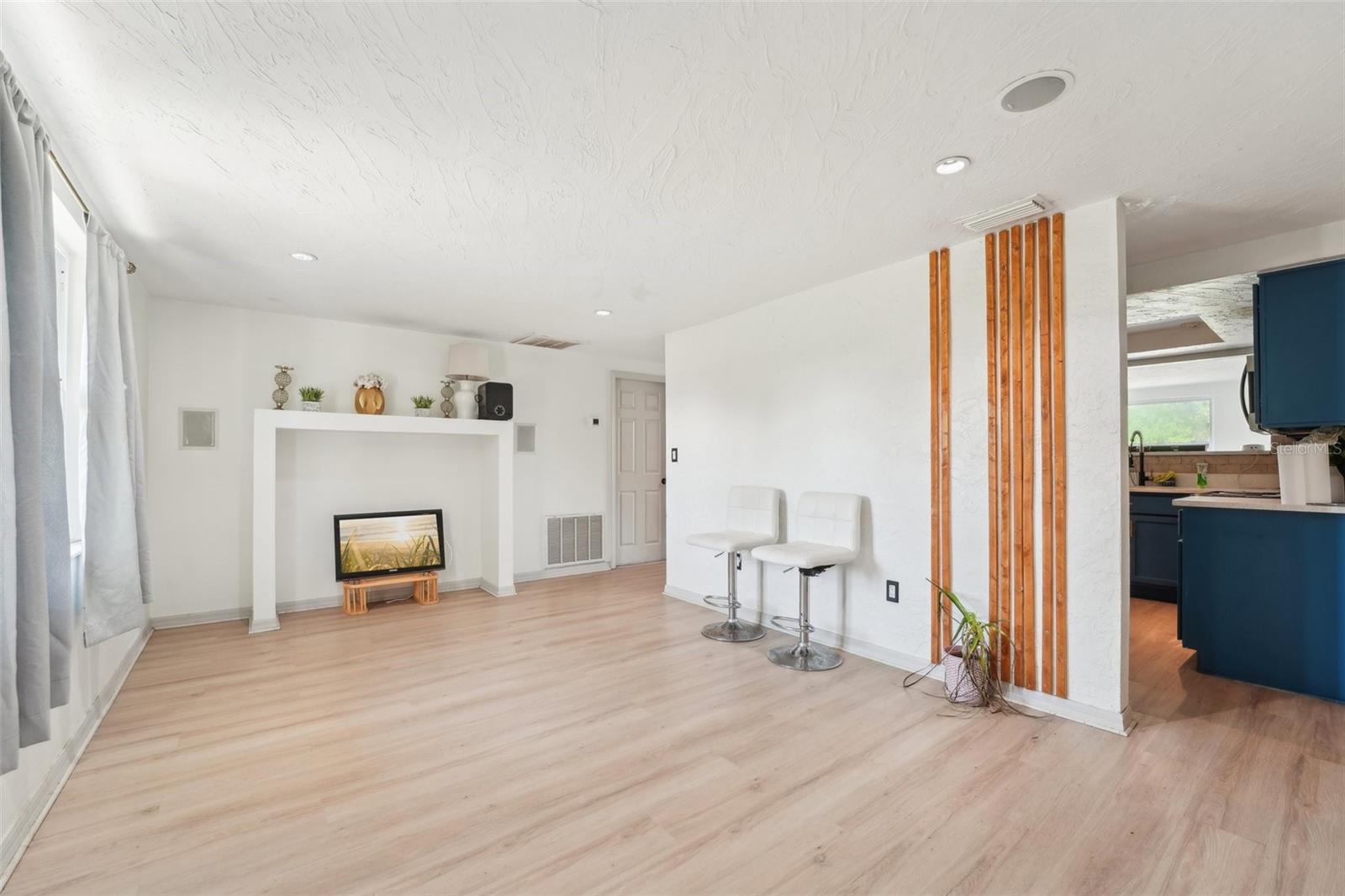 Listing photo id 5 for 12701 Cornell Court