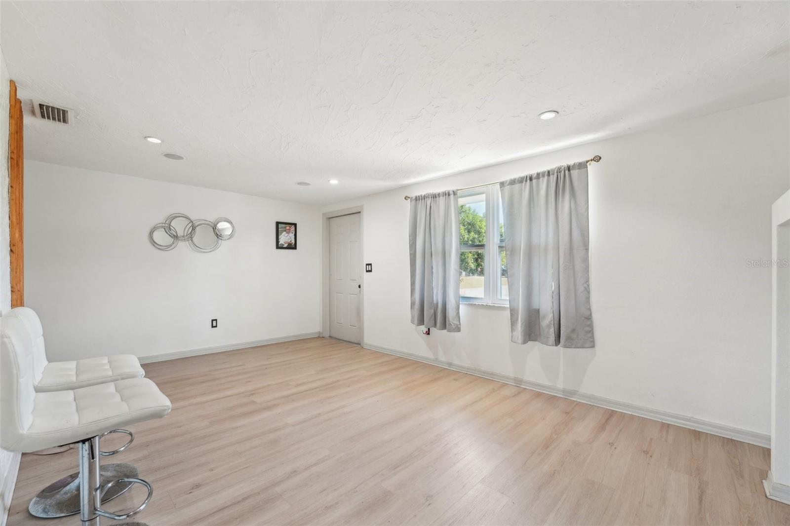 Listing photo id 6 for 12701 Cornell Court