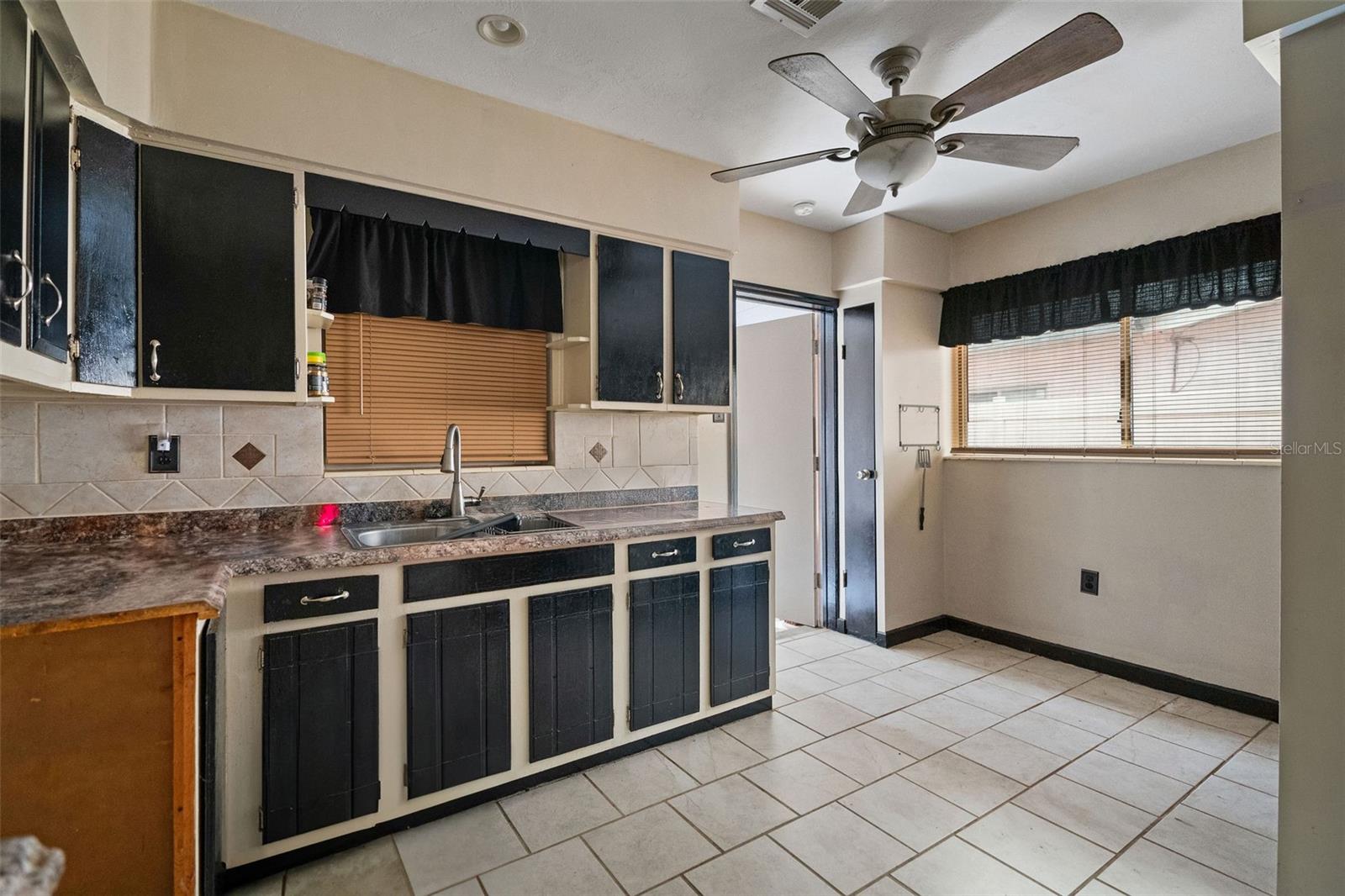 Listing photo id 8 for 7141 56th Street N