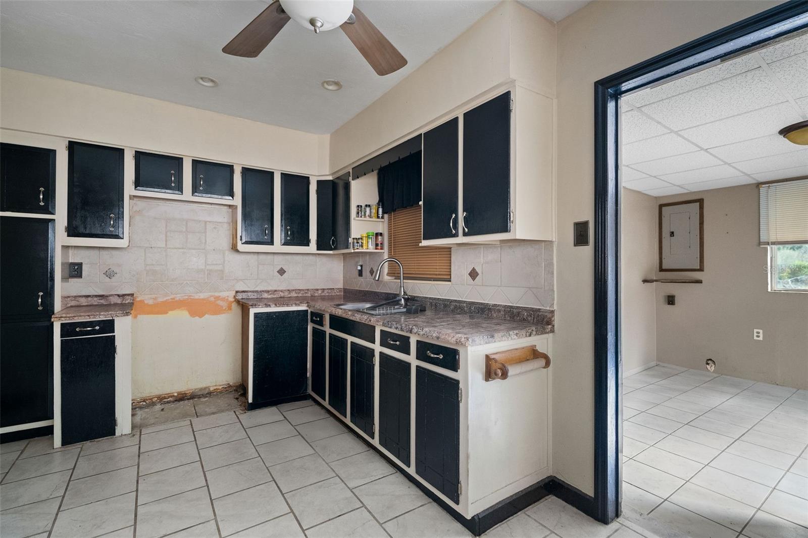 Listing photo id 9 for 7141 56th Street N