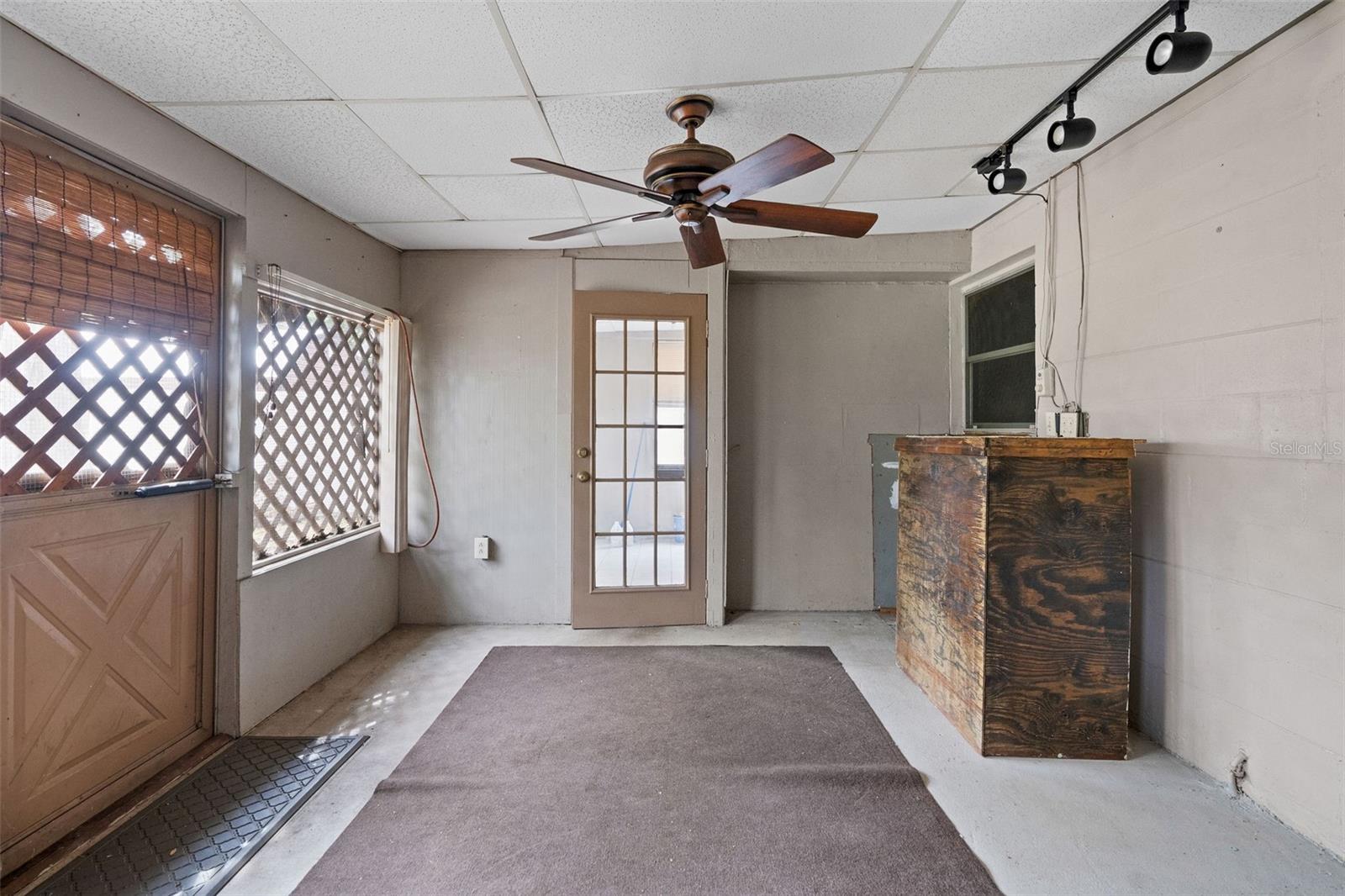 Listing photo id 12 for 7141 56th Street N