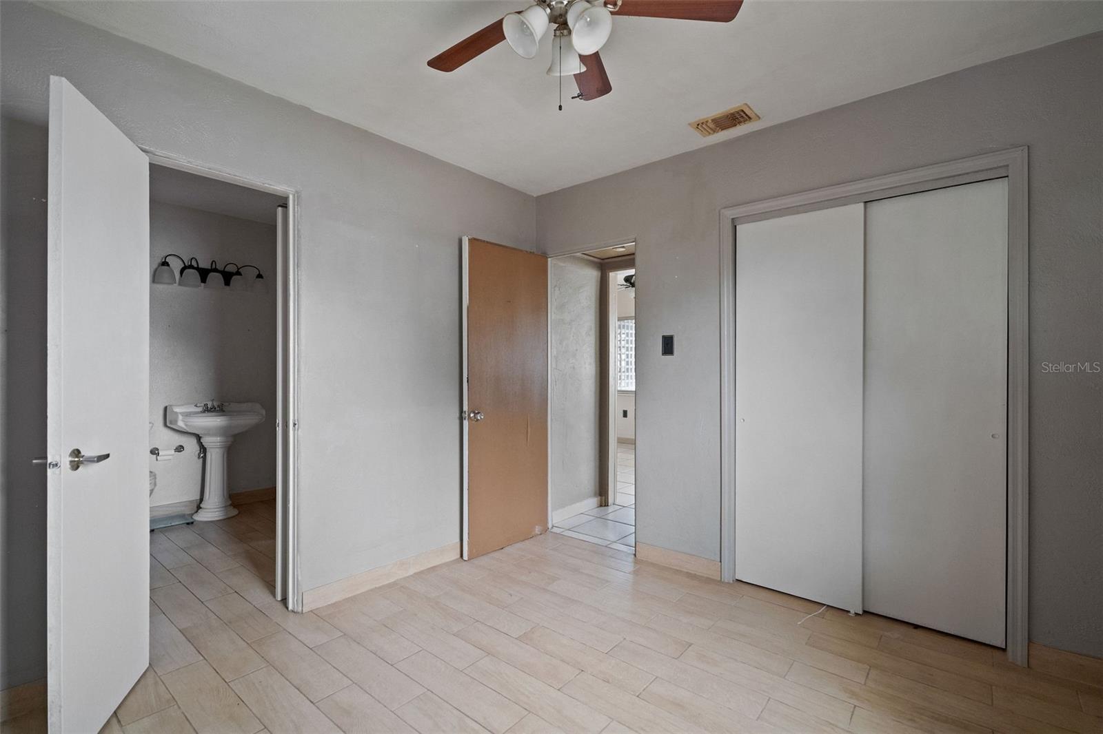 Listing photo id 4 for 7141 56th Street N