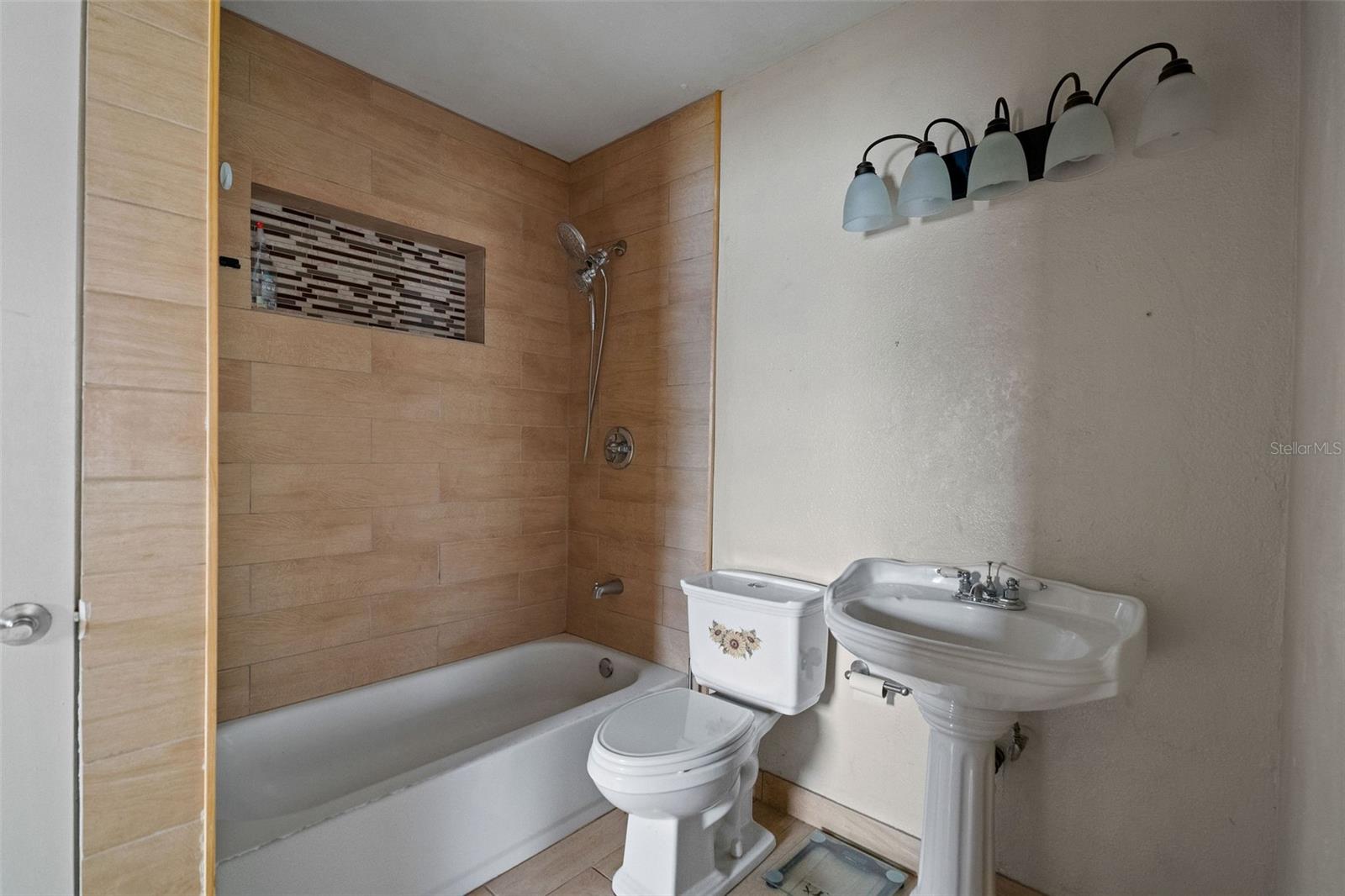 Listing photo id 5 for 7141 56th Street N