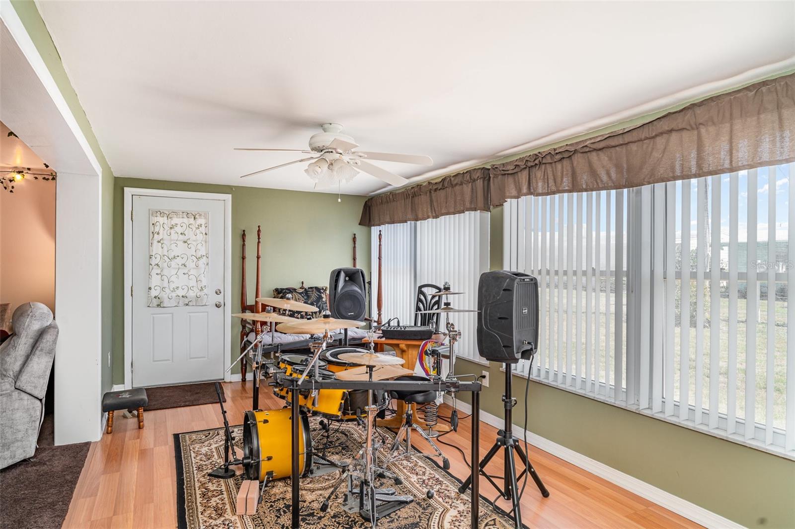 Image 9 of 22 For 1528 Chevy Chase Drive