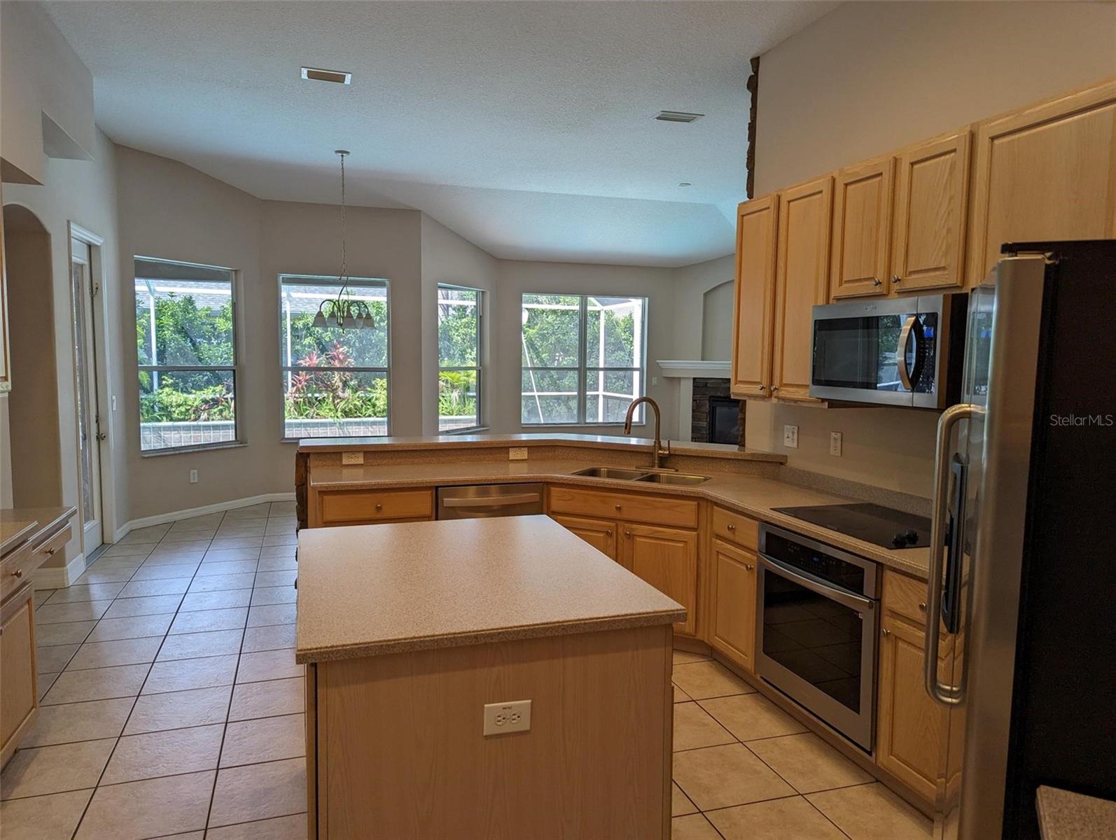 Listing photo id 18 for 19116 Nature Palm Lane