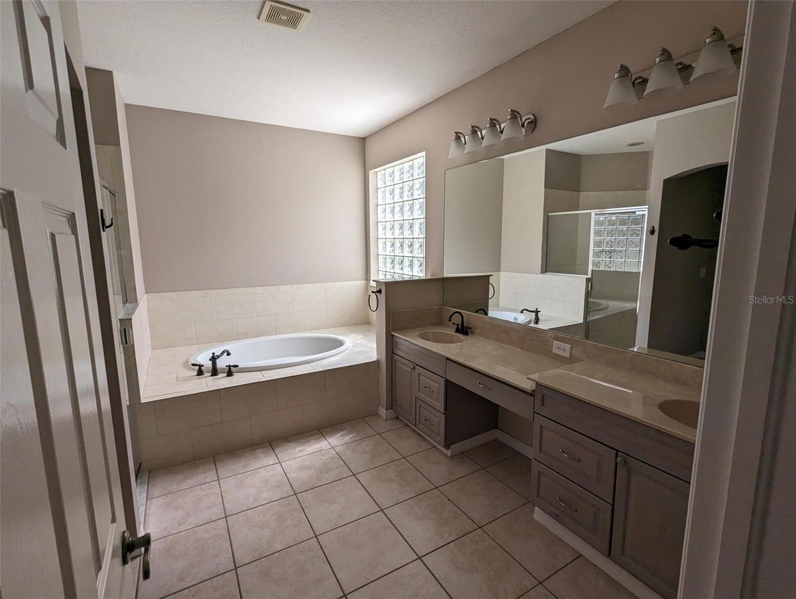 Listing photo id 28 for 19116 Nature Palm Lane
