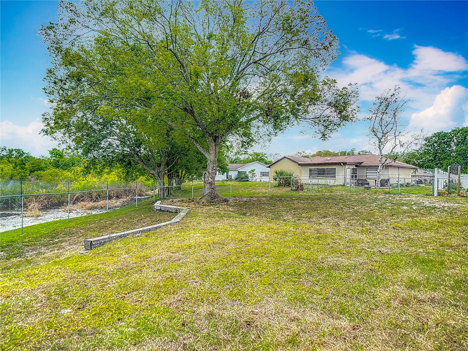 Listing photo id 22 for 12518 Smokey Drive
