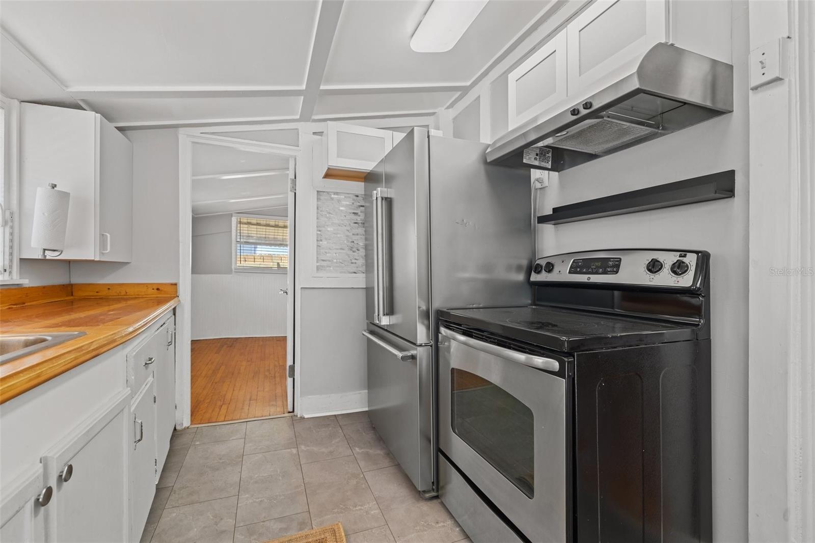 Listing photo id 9 for 2450 3rd Avenue N
