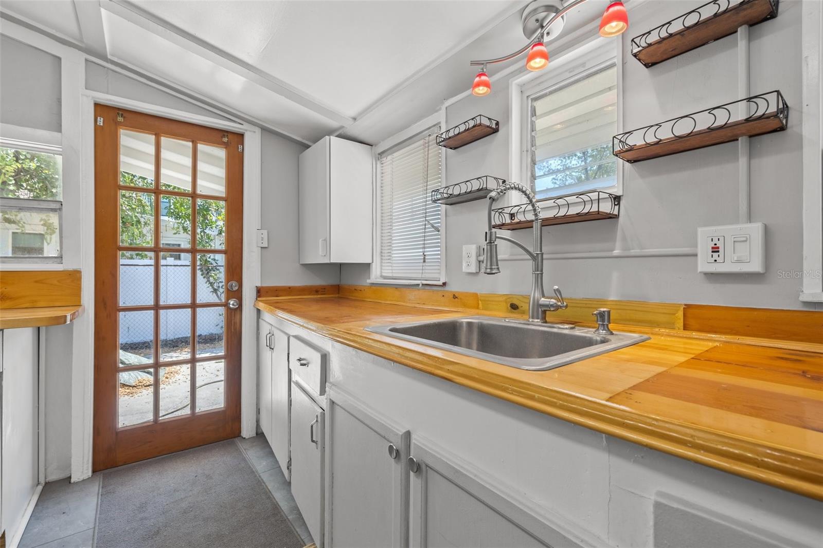 Listing photo id 10 for 2450 3rd Avenue N