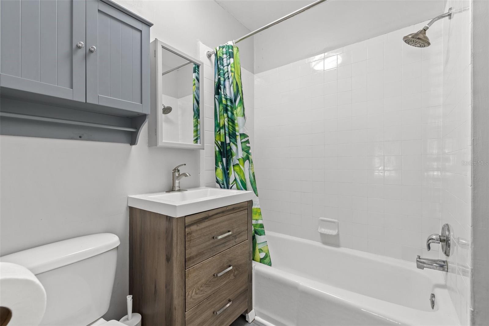 Listing photo id 11 for 2450 3rd Avenue N