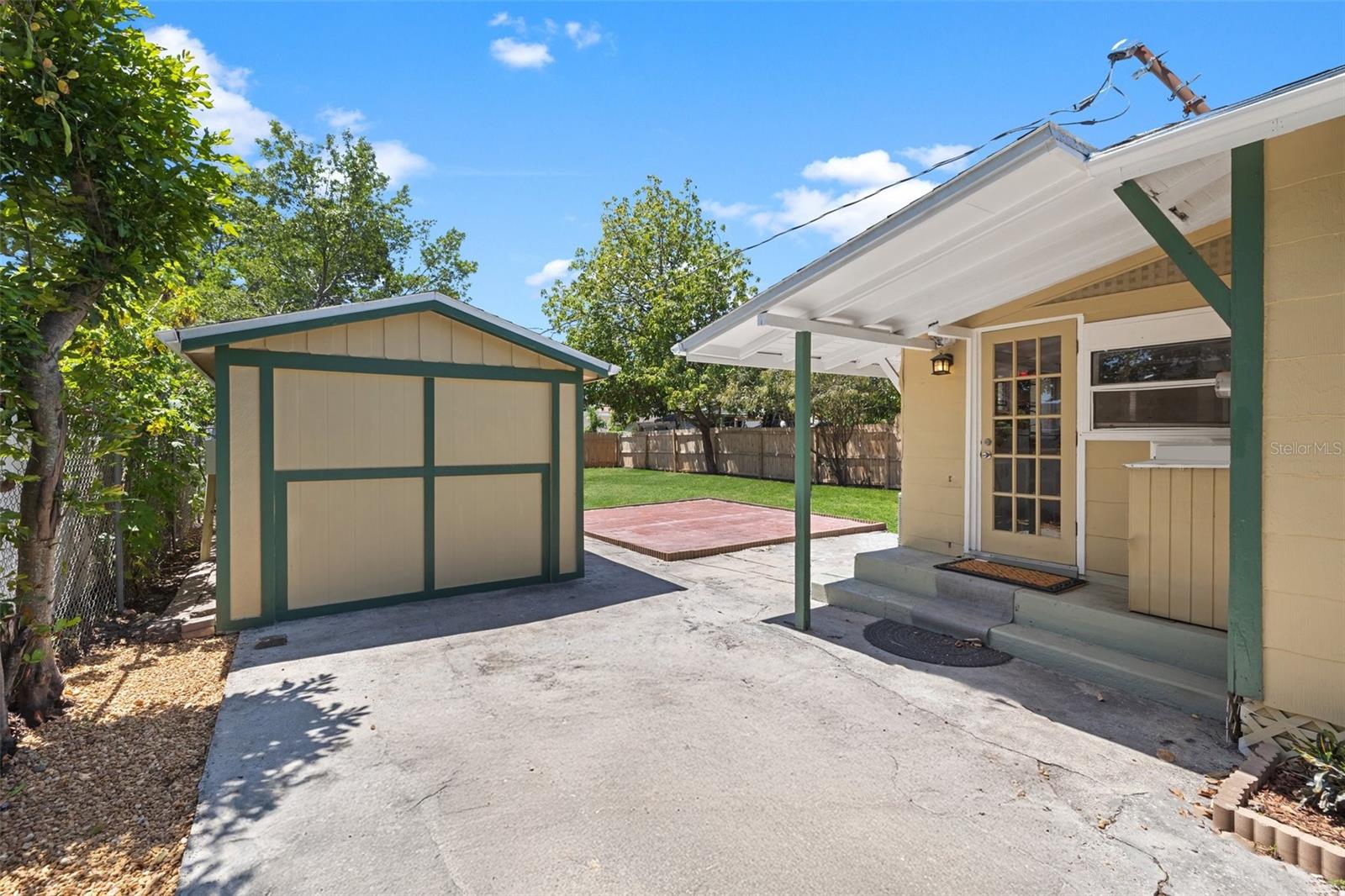 Listing photo id 15 for 2450 3rd Avenue N