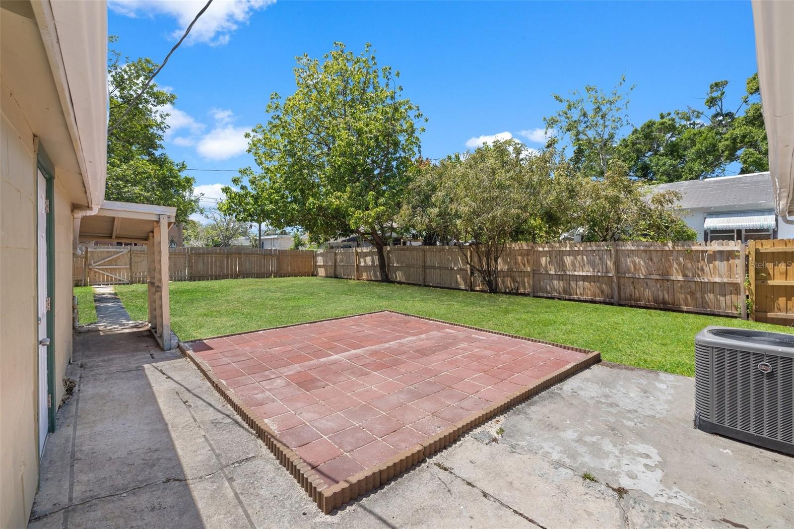 Listing photo id 16 for 2450 3rd Avenue N