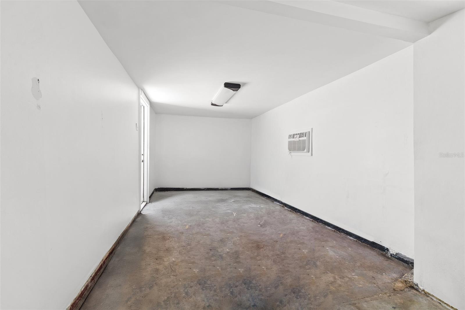 Listing photo id 17 for 2450 3rd Avenue N