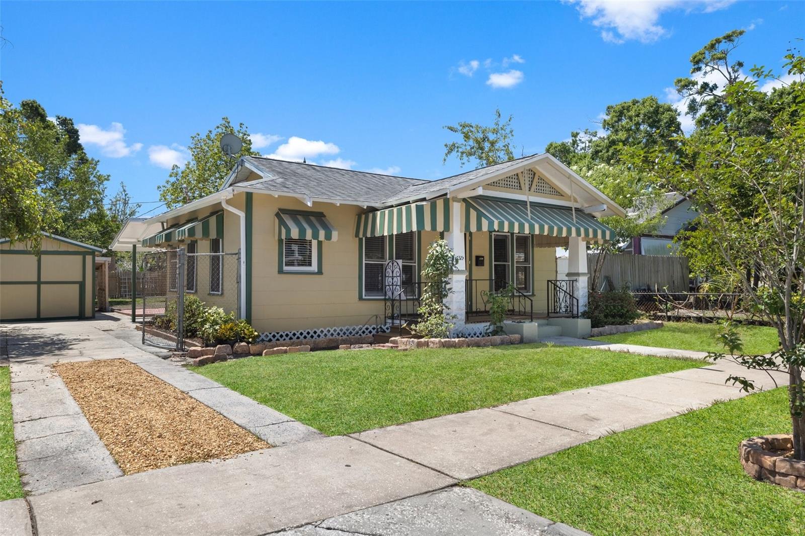 Listing photo id 0 for 2450 3rd Avenue N