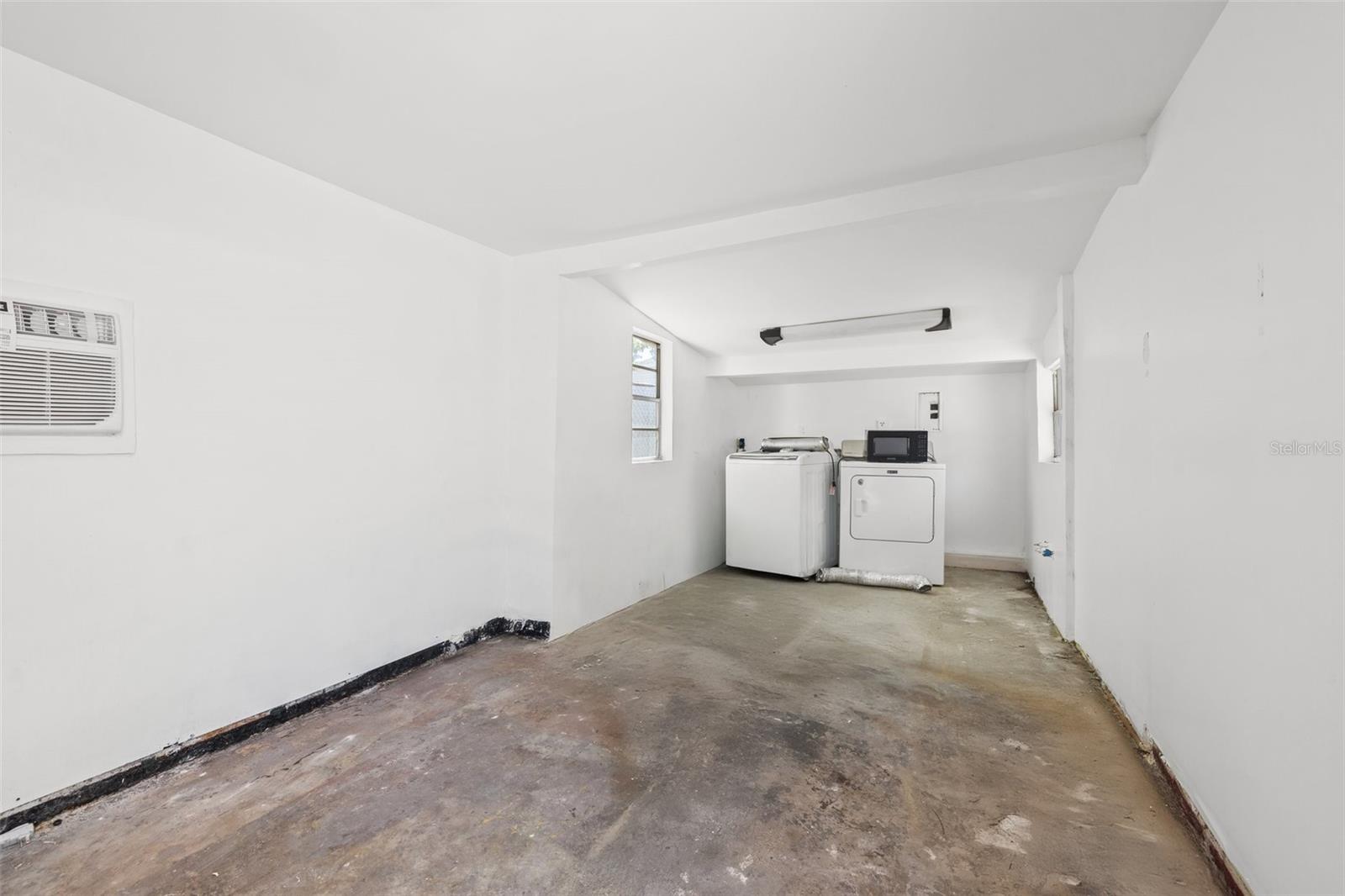 Listing photo id 18 for 2450 3rd Avenue N