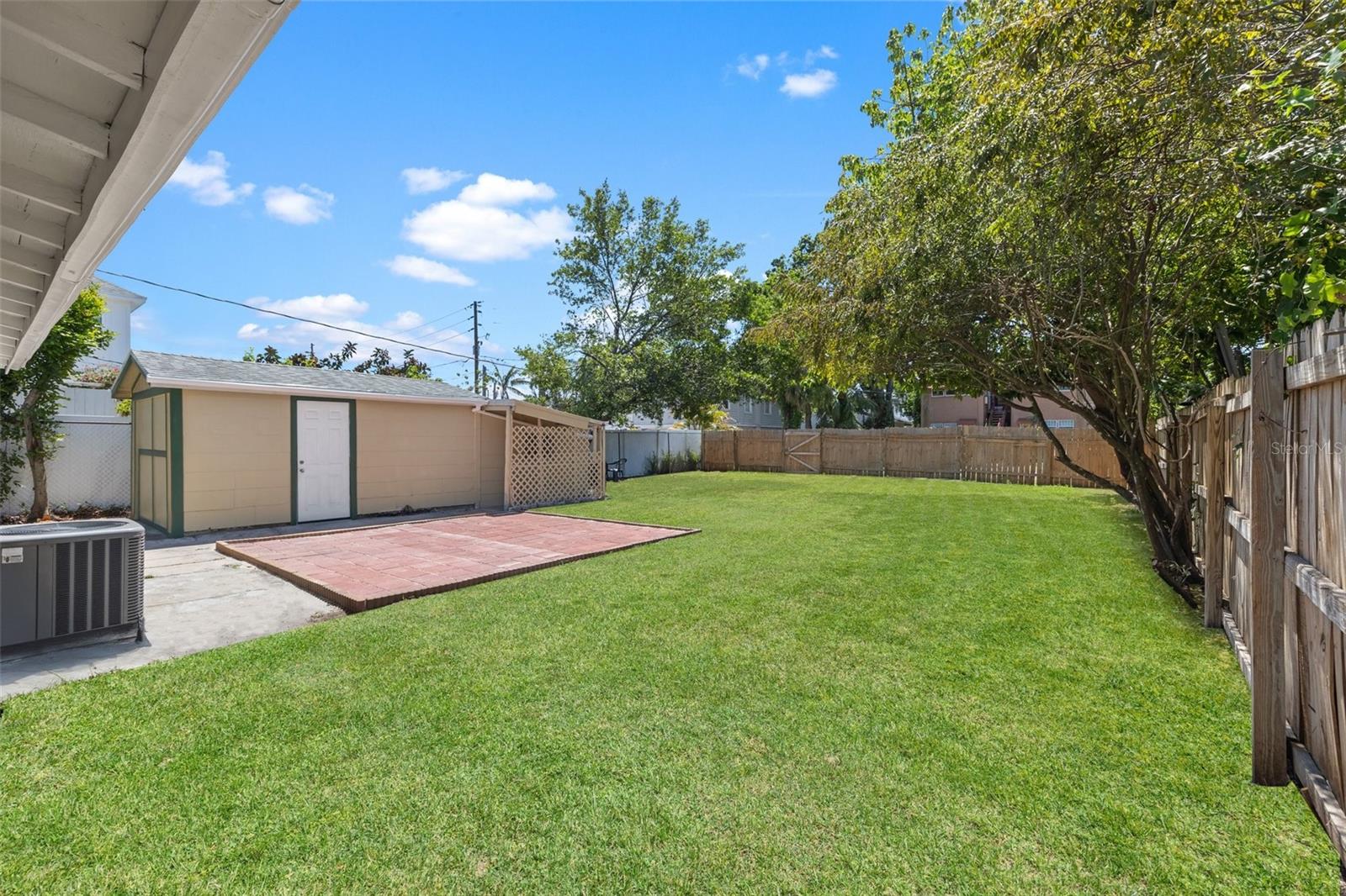 Listing photo id 19 for 2450 3rd Avenue N