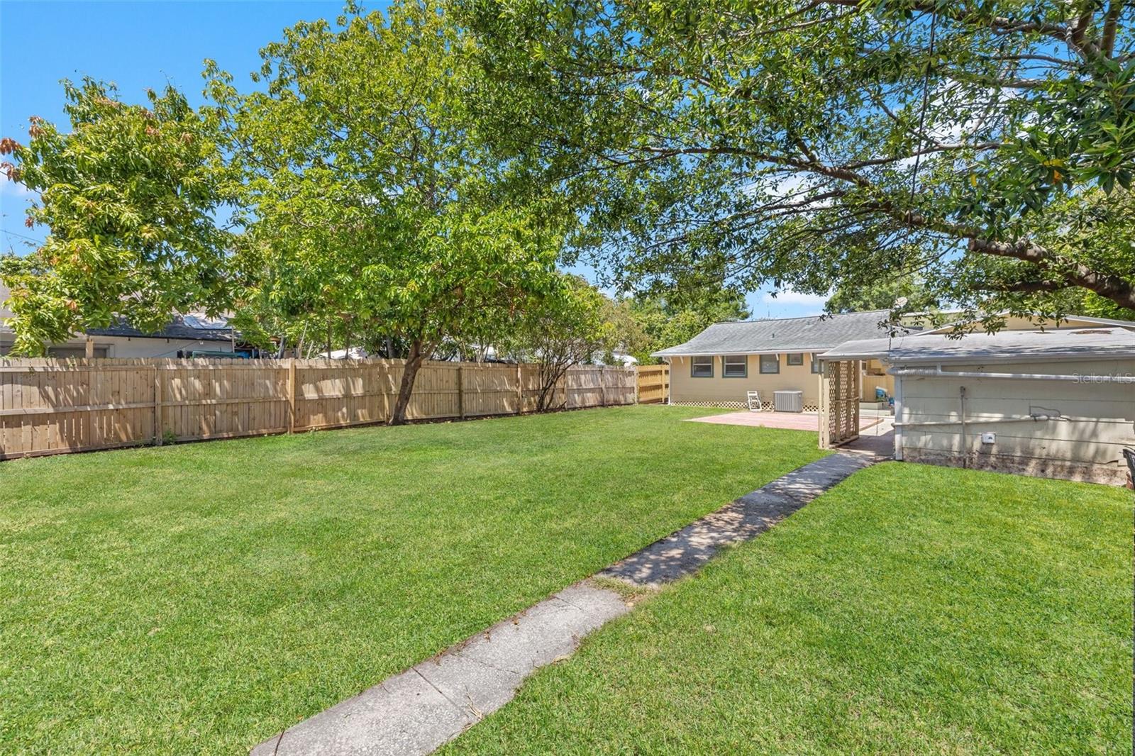 Listing photo id 21 for 2450 3rd Avenue N
