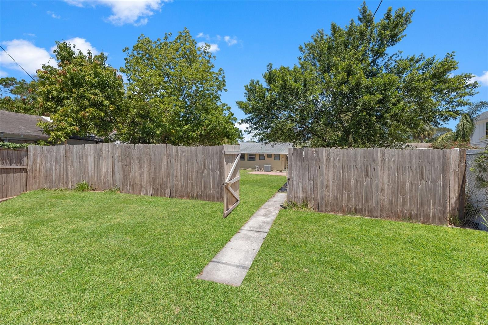 Listing photo id 22 for 2450 3rd Avenue N