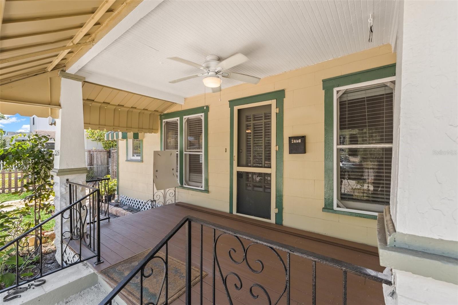 Listing photo id 2 for 2450 3rd Avenue N
