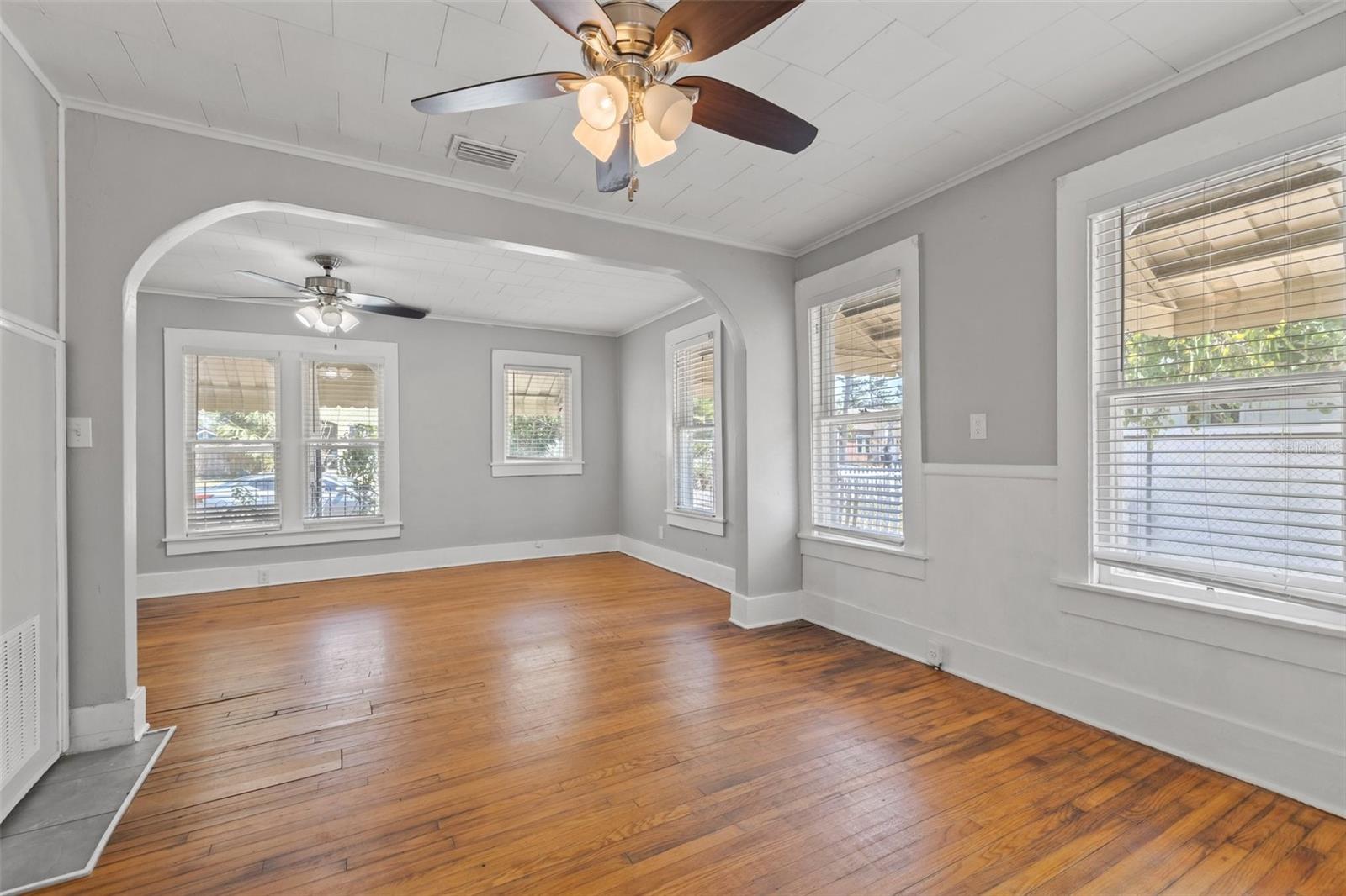Listing photo id 4 for 2450 3rd Avenue N