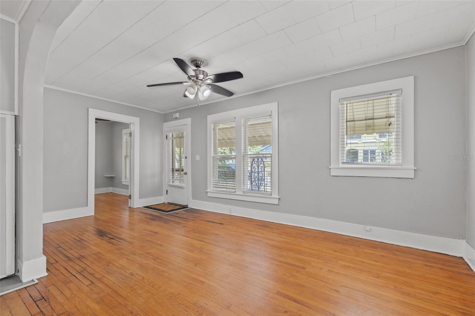 Listing photo id 5 for 2450 3rd Avenue N