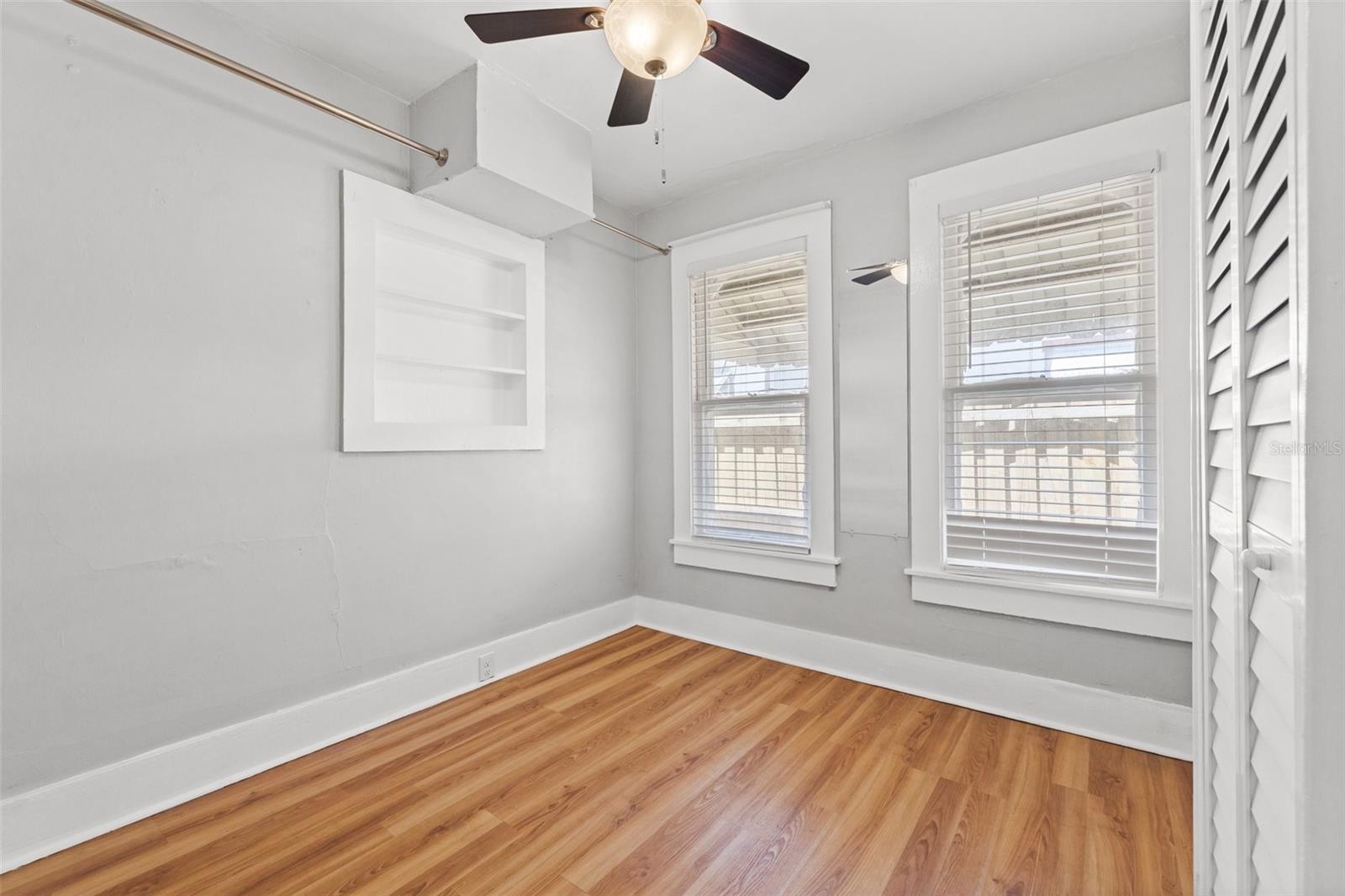 Listing photo id 6 for 2450 3rd Avenue N