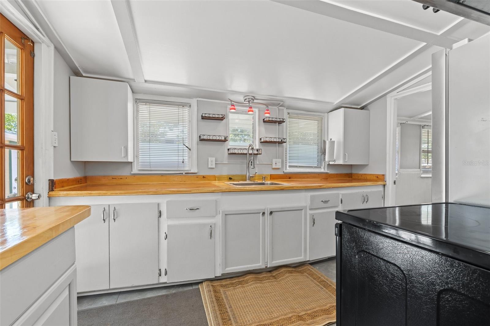 Listing photo id 7 for 2450 3rd Avenue N