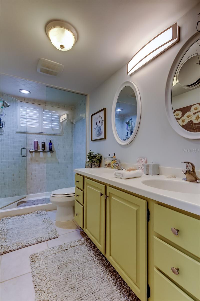 Listing photo id 46 for 5200 Brittany Drive S 204