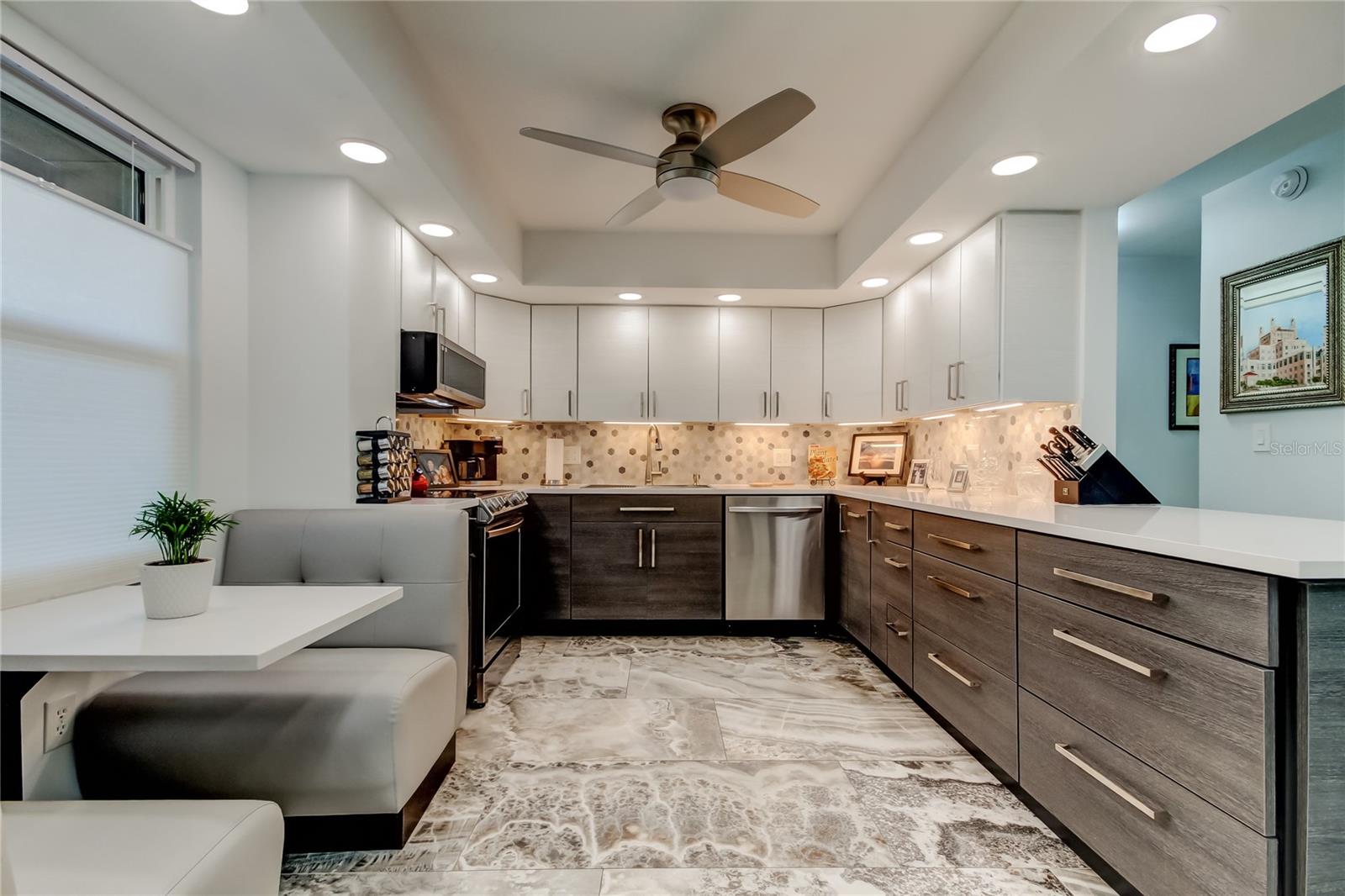 Listing photo id 3 for 5200 Brittany Drive S 204