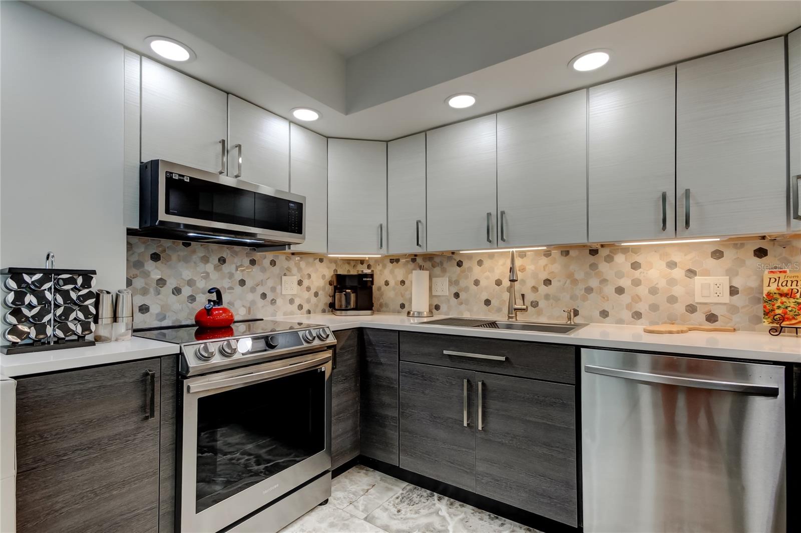 Listing photo id 4 for 5200 Brittany Drive S 204