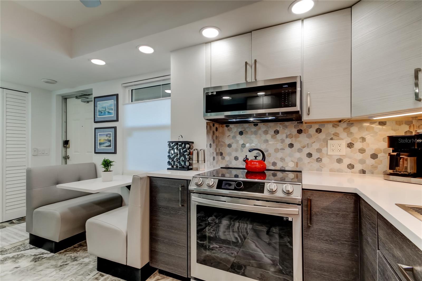 Listing photo id 5 for 5200 Brittany Drive S 204