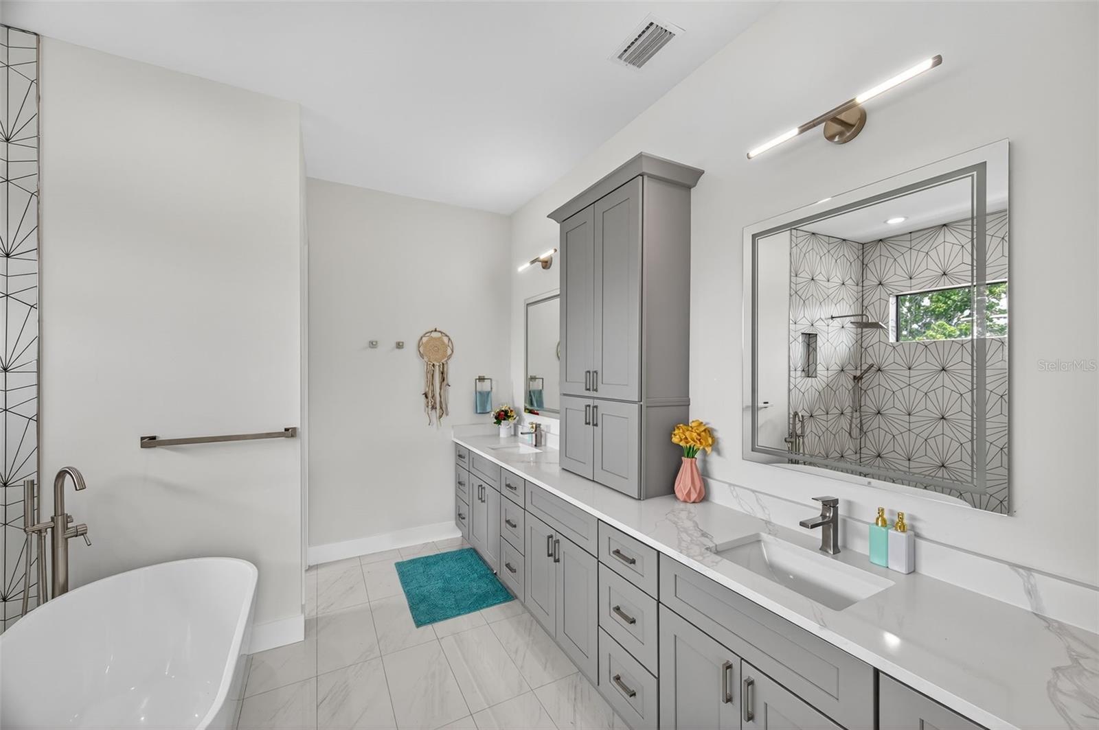 Image 13 of 25 For 721 Mandalay Avenue