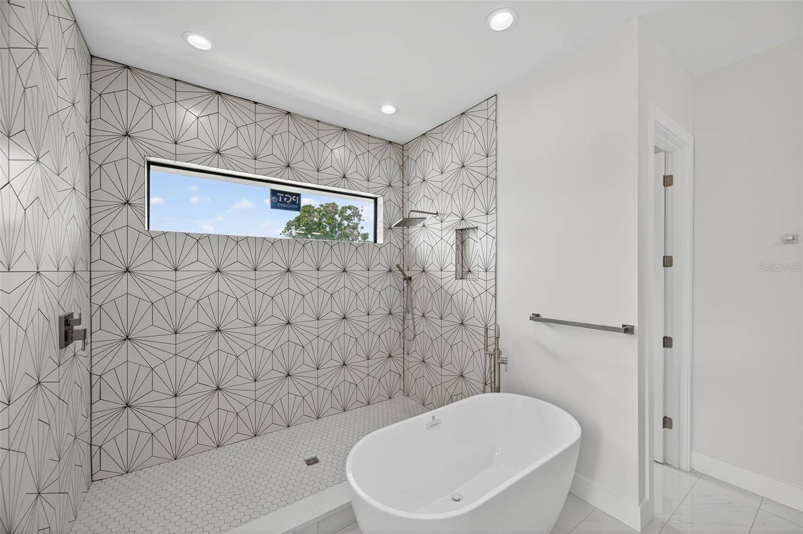 Image 14 of 25 For 721 Mandalay Avenue