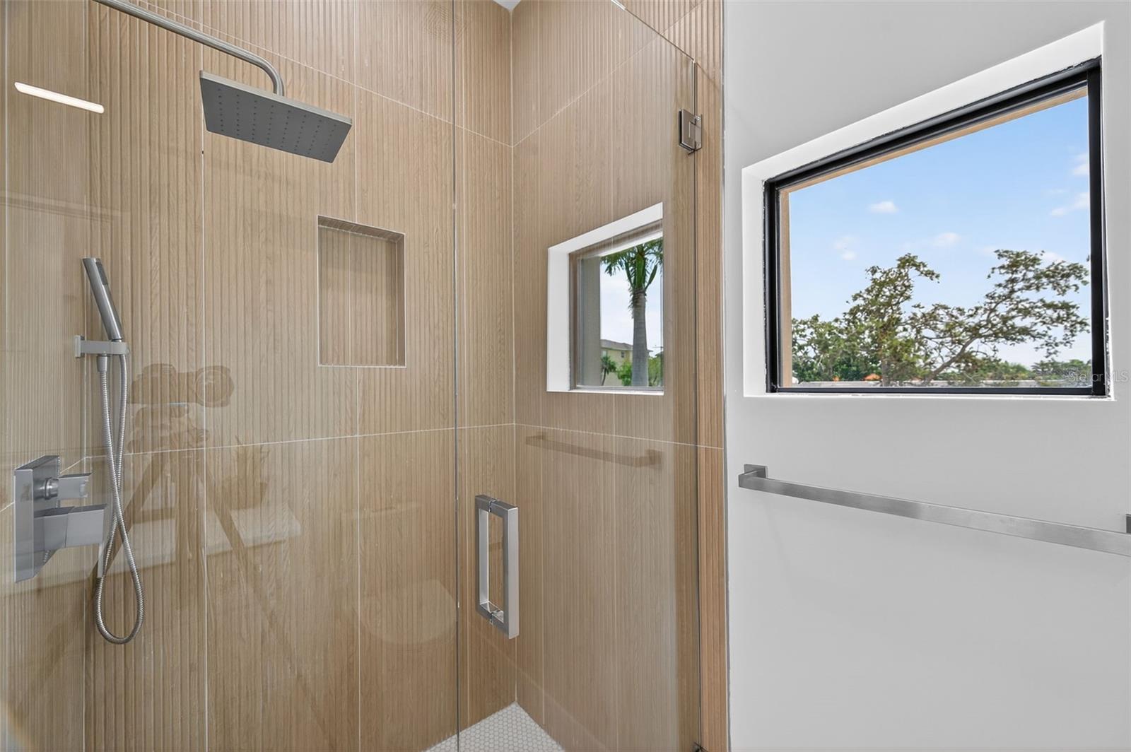 Image 16 of 25 For 721 Mandalay Avenue