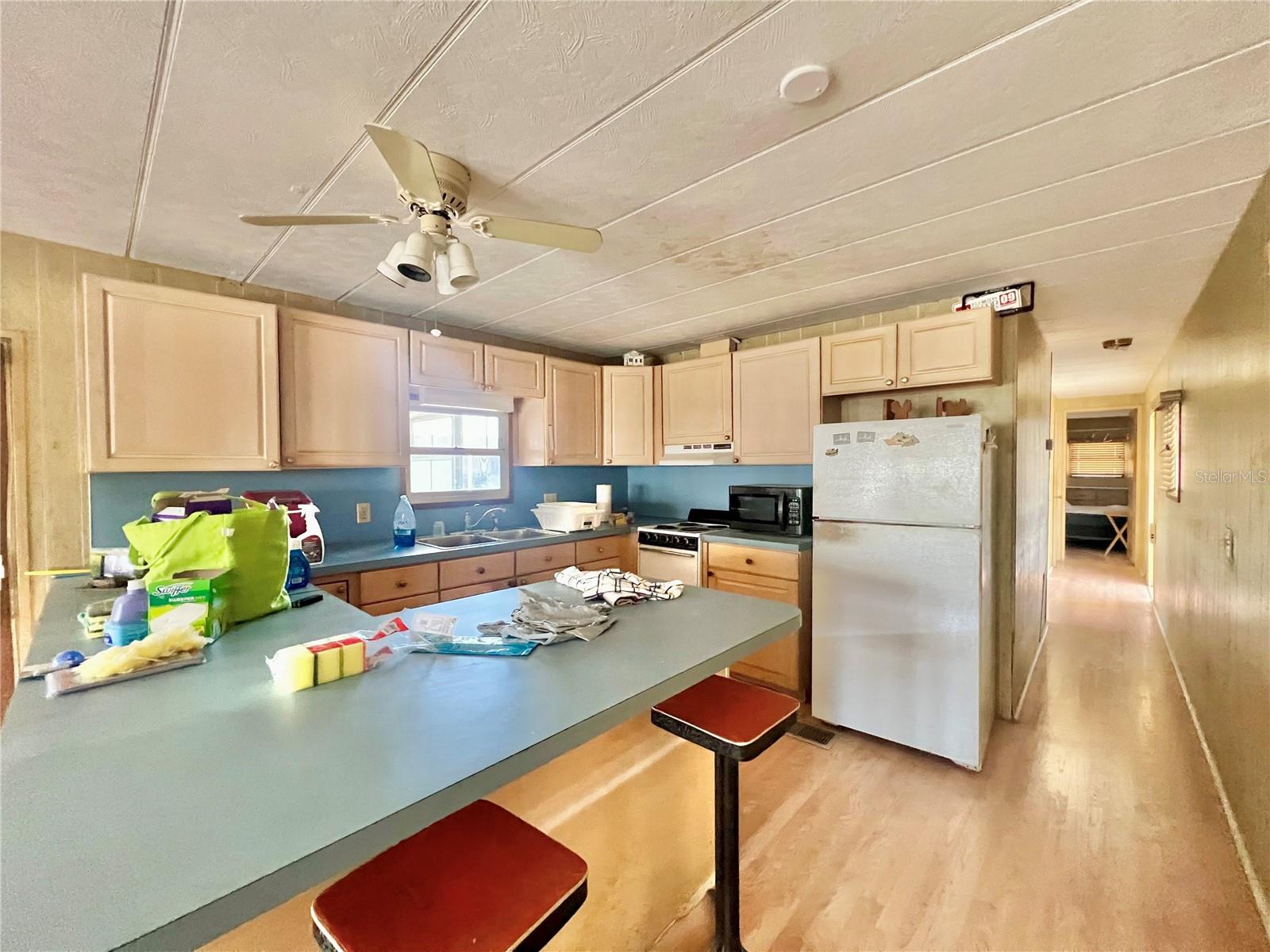 Listing photo id 10 for 1100 Belcher Road S 202