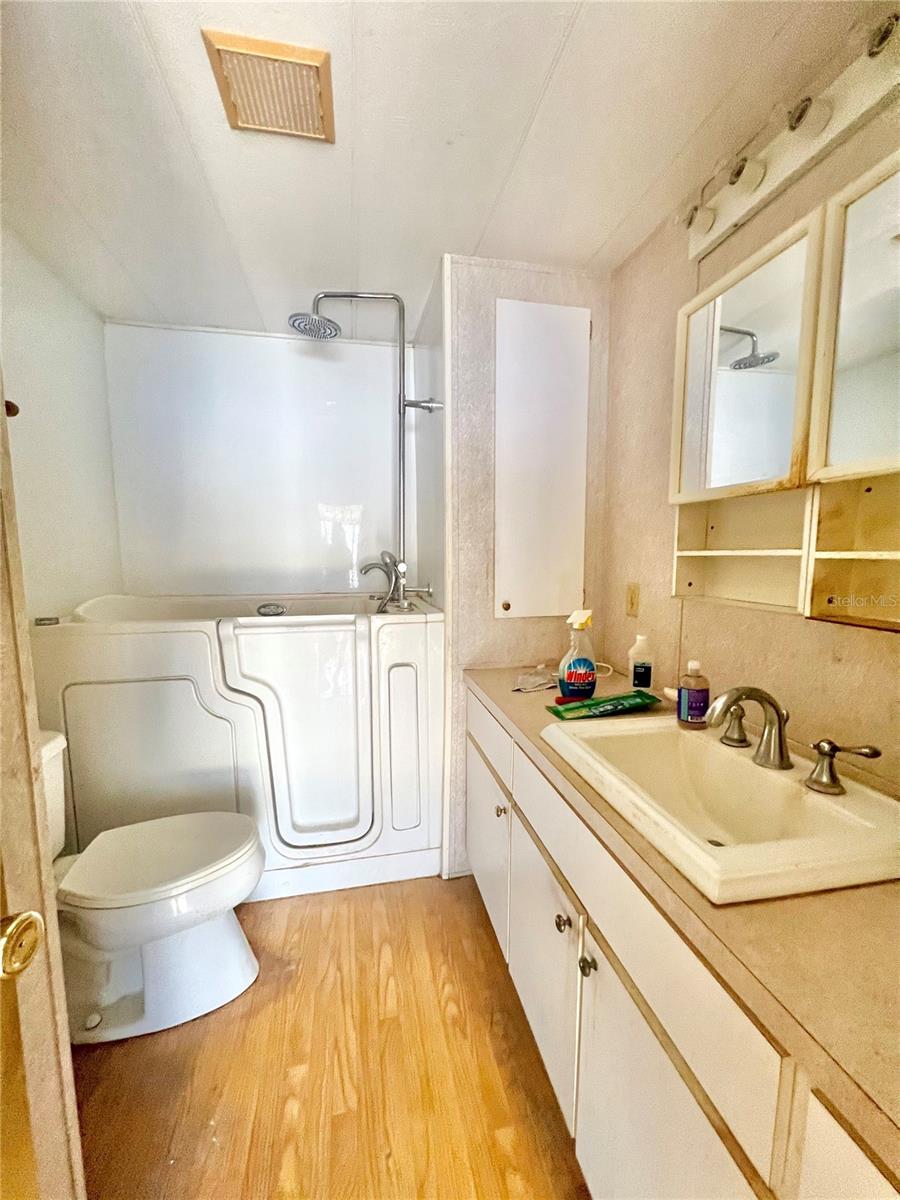 Listing photo id 12 for 1100 Belcher Road S 202