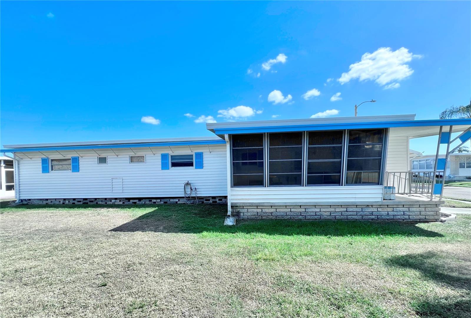 Listing photo id 4 for 1100 Belcher Road S 202