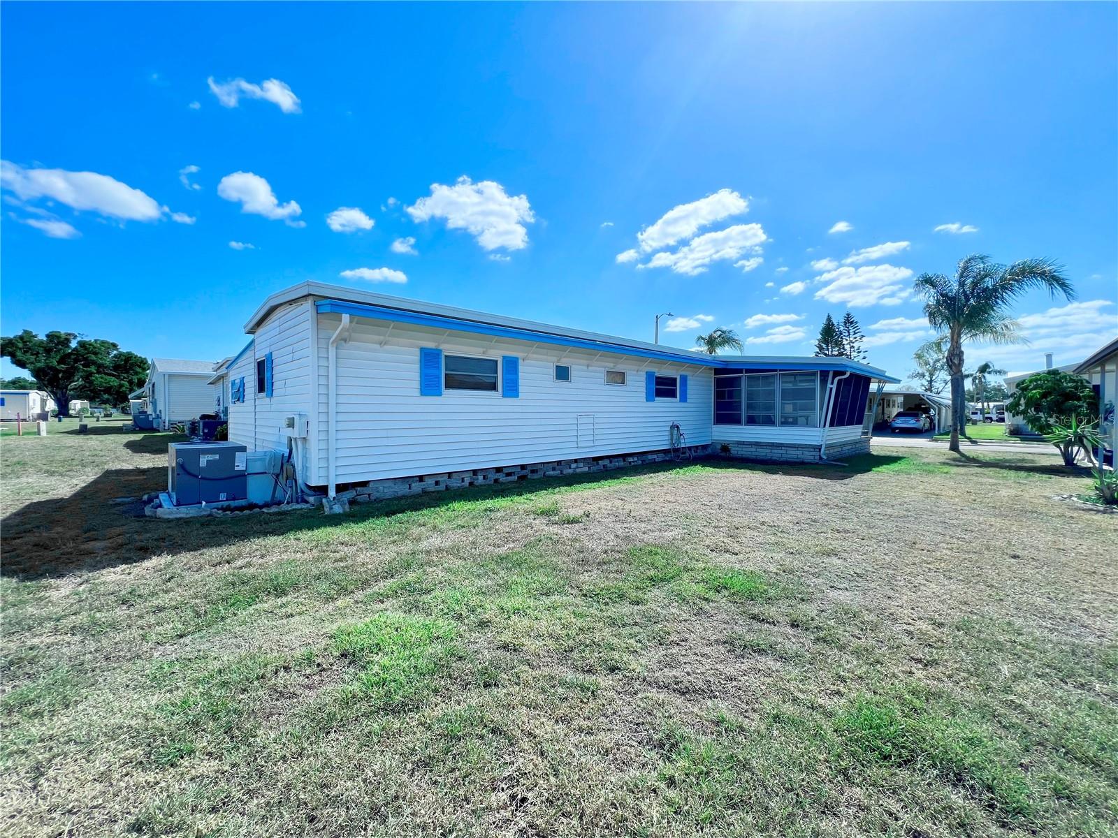Listing photo id 5 for 1100 Belcher Road S 202
