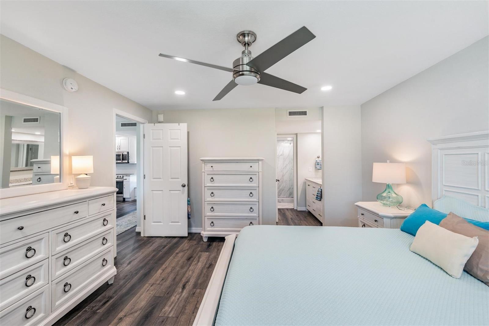 Image 17 of 44 For 2621 Cove Cay Drive 204
