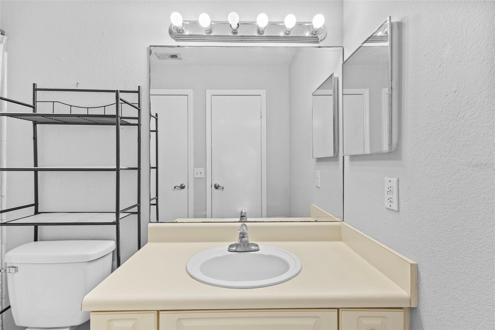 Image 18 of 28 For 9481 Highland Oak Drive 305