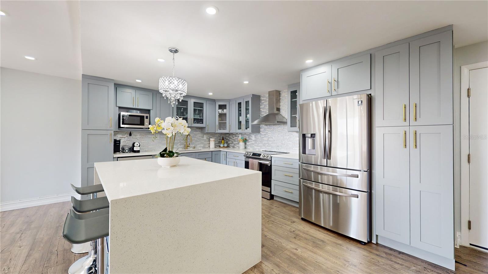 Image 14 of 36 For 400 Island Way 210