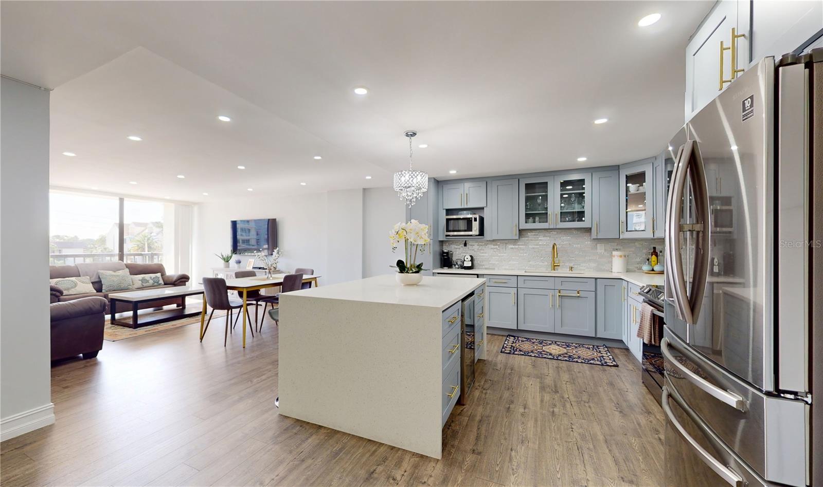 Image 15 of 36 For 400 Island Way 210
