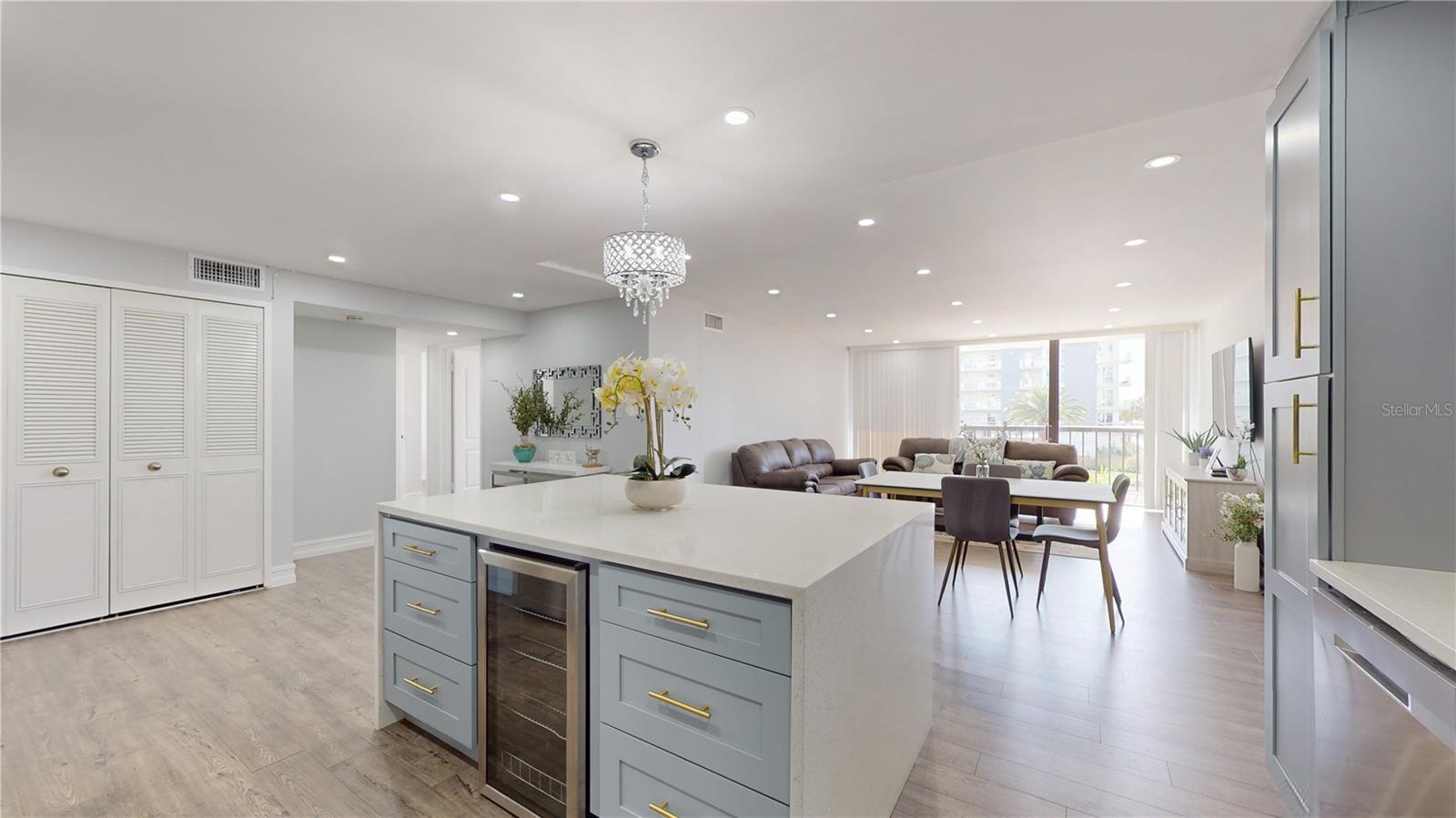 Image 17 of 36 For 400 Island Way 210