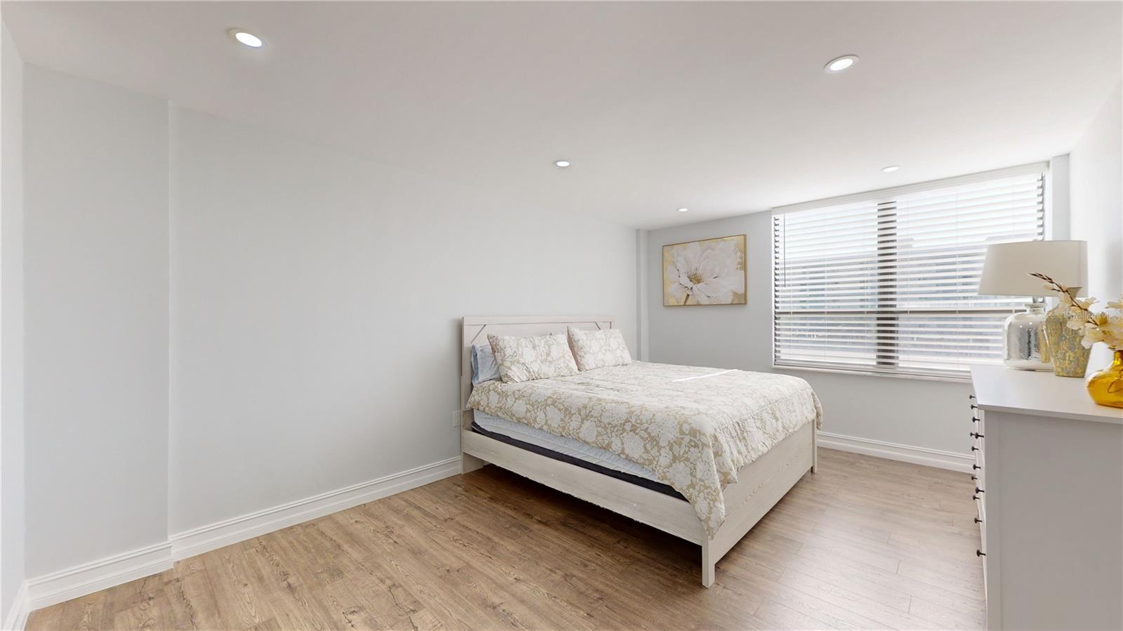 Image 20 of 36 For 400 Island Way 210