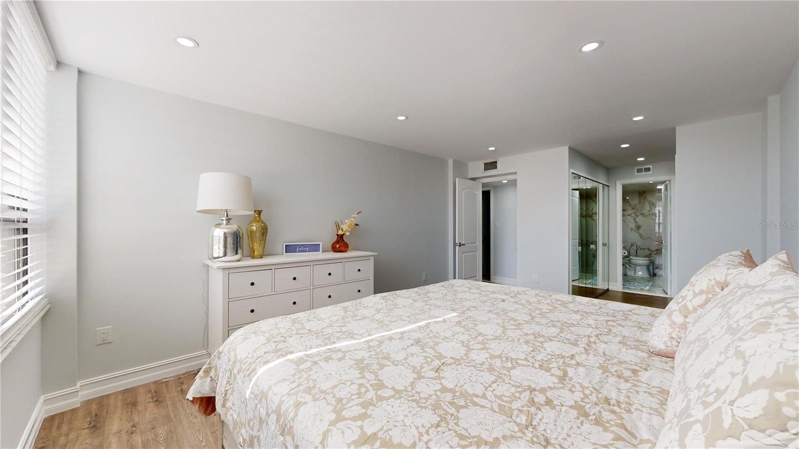 Image 21 of 36 For 400 Island Way 210