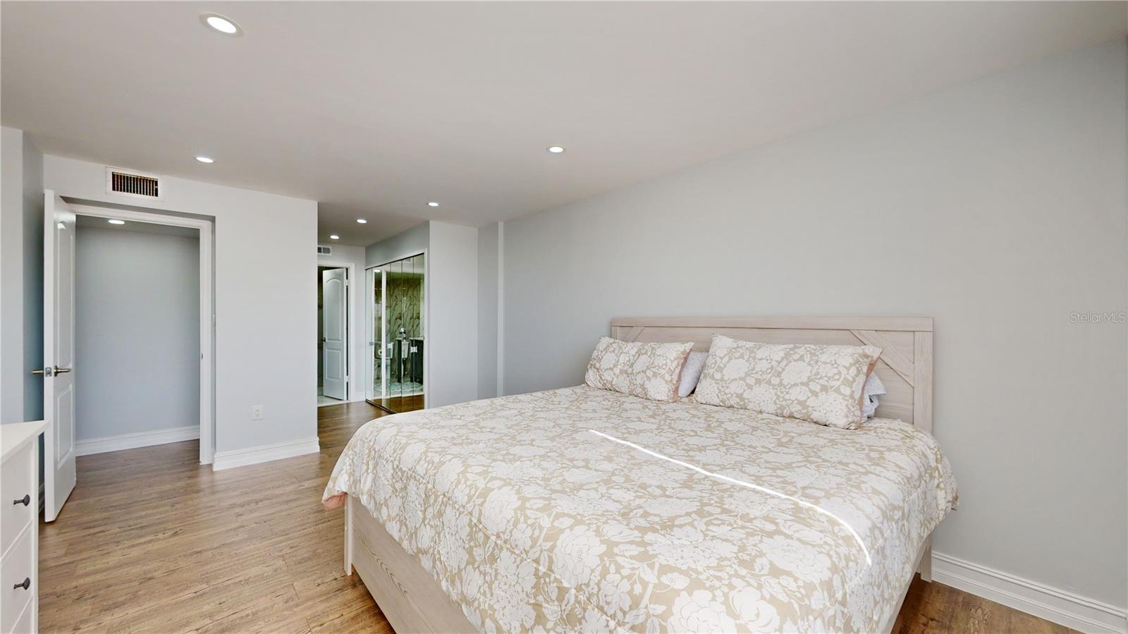 Image 22 of 36 For 400 Island Way 210