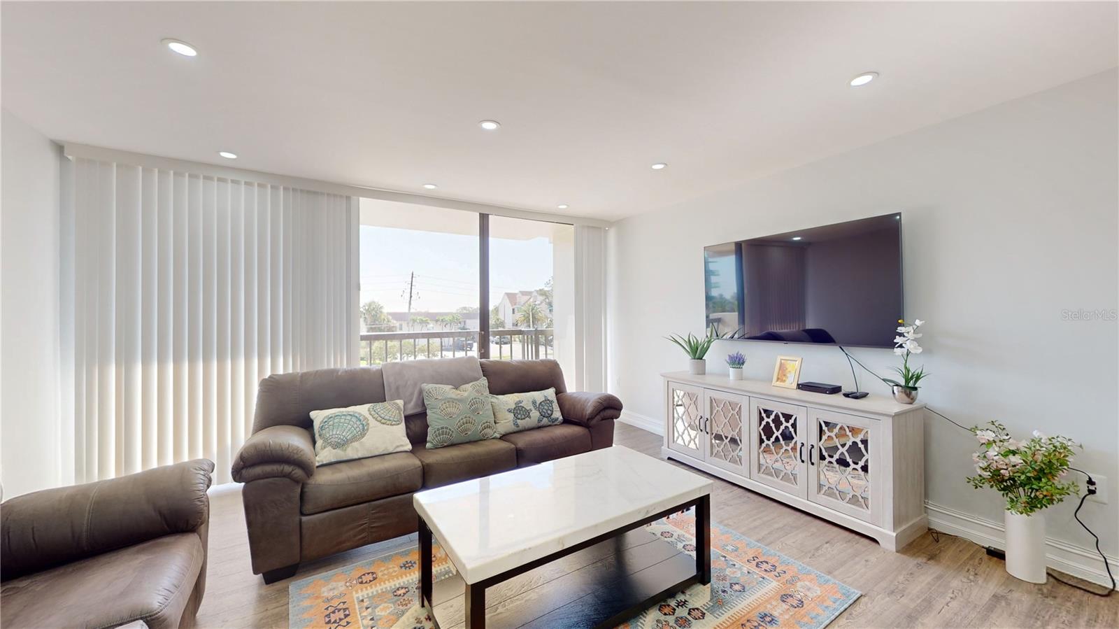 Image 3 of 36 For 400 Island Way 210