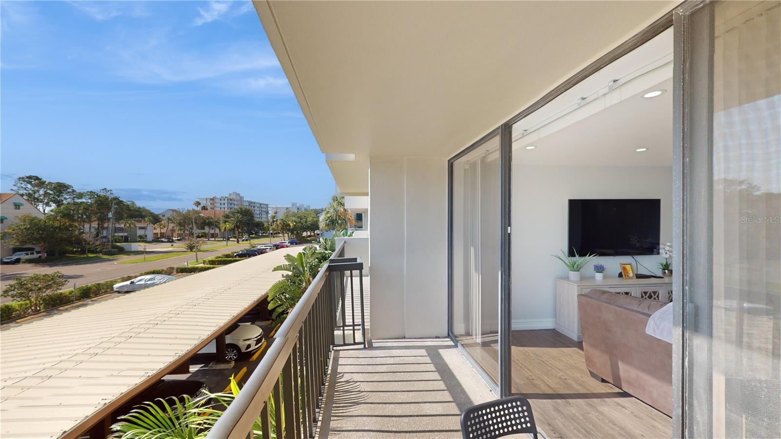 Image 34 of 36 For 400 Island Way 210